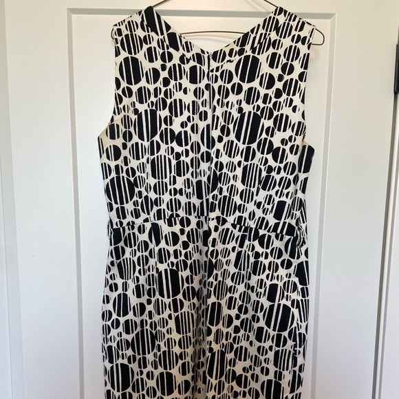 Knee length black and white dress - Picture 2 of 3